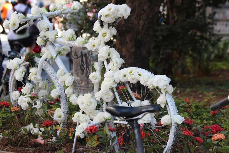 A ghost bike instalada na avenida para lembrar o acidente que matou Márcia recebeu mais flores nesse domingo