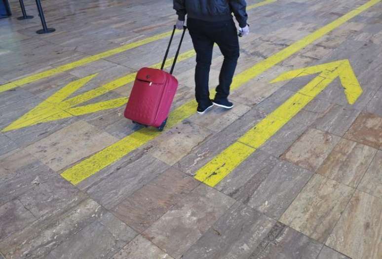 Passageiro no aeroporto El Prat, de Barcelona, na Espanha. 27/03/2015