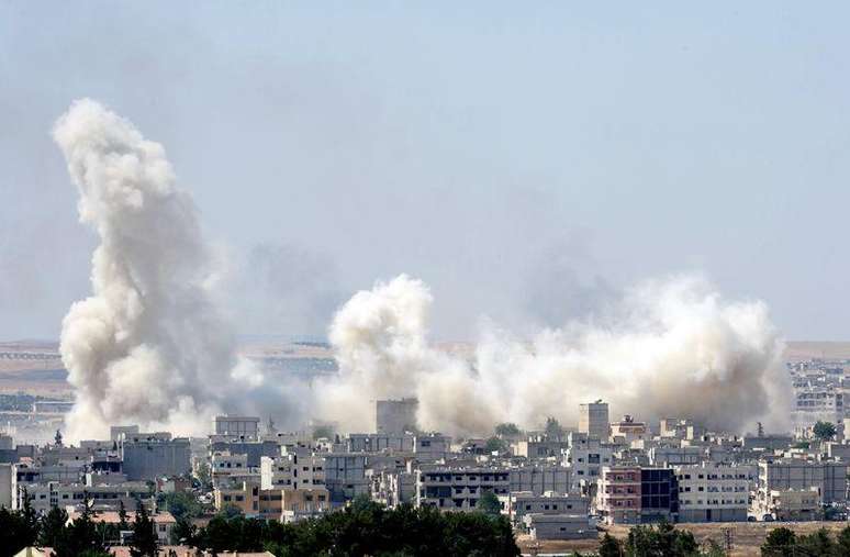 Fumaça é vista em cidade síria de Kobani, em foto tirada do lado turco da fronteira perto de Suruc. 27/6/2015.