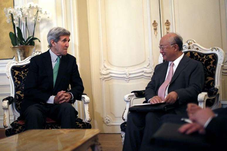 Secretário de Estado norte-americano, John Kerry (esquerda), conversa com o diretor-geral da Agência Internacional de Energia Atômica (AIEA), Yukiya Amano, durante reunião em Viena, na Áustria, nesta segunda-feira. 29/06/2015