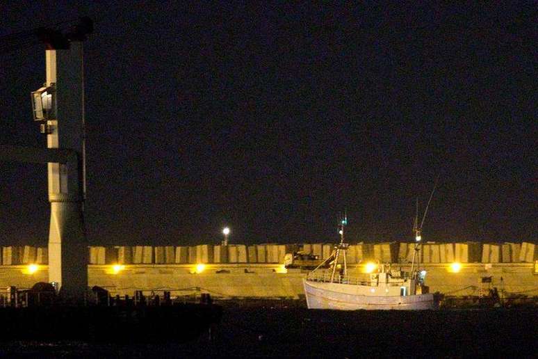 Barco pró-palestinos é escoltado para porto de Ashdod, sul de Israel.  29/6/2015.