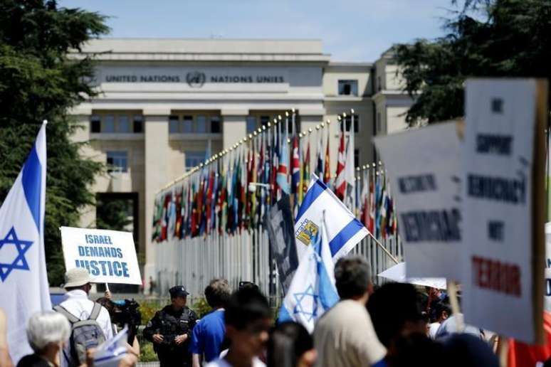 Manifestantes pró-Israel protestam em frente à sede da ONU em Genebra após apresentação de relatório de investigadores independentes sobre o conflito de 2014 em Gaza. 29/06/2015