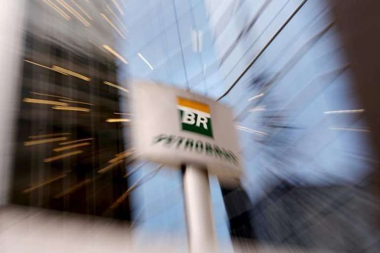 Logotipo da Petrobras em prédio da empresa em Sao Paulo. 23/04/2015.