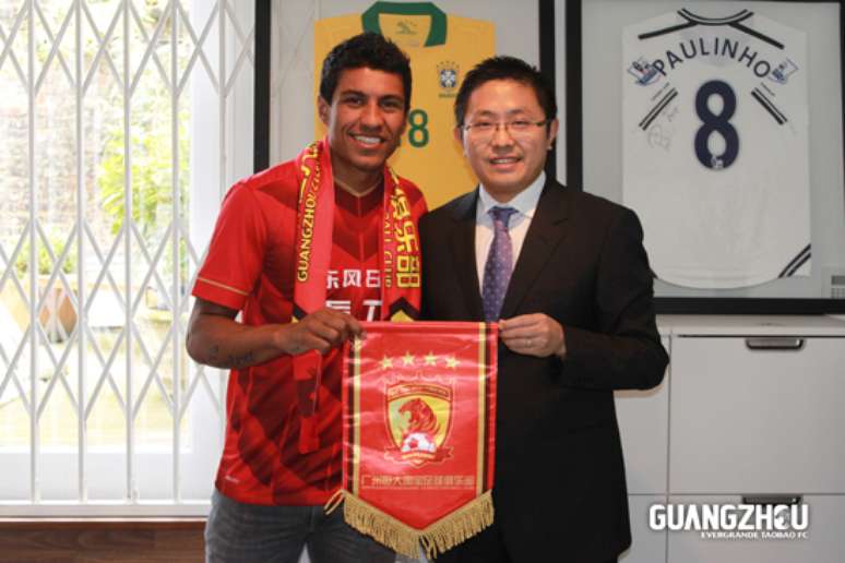 Paulinho exibe a camisa do Guangzhou Evergrande, sua nova equipe