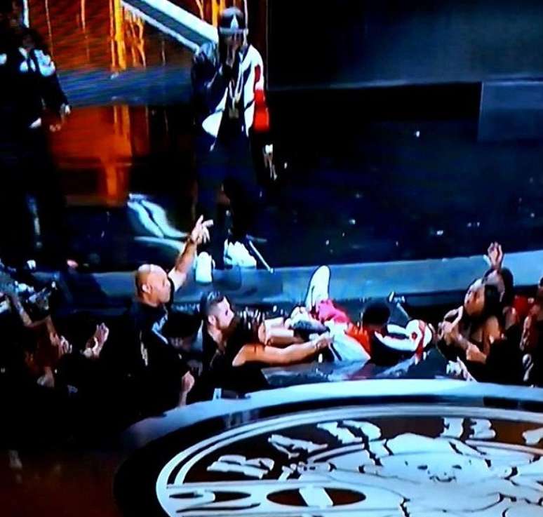 Sean Diddy caiu sentado durante apresentação 