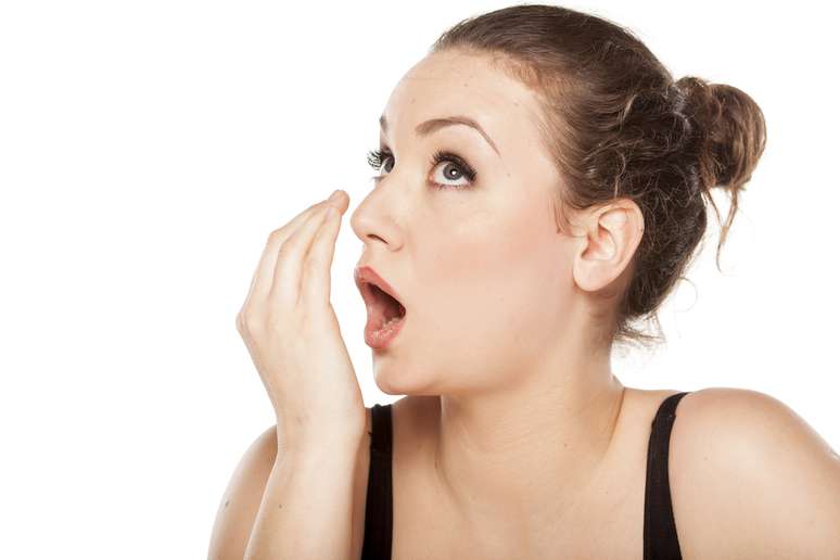 90% dos casos de mau hálito se originam na boca, e a saburra está envolvida em quase todos