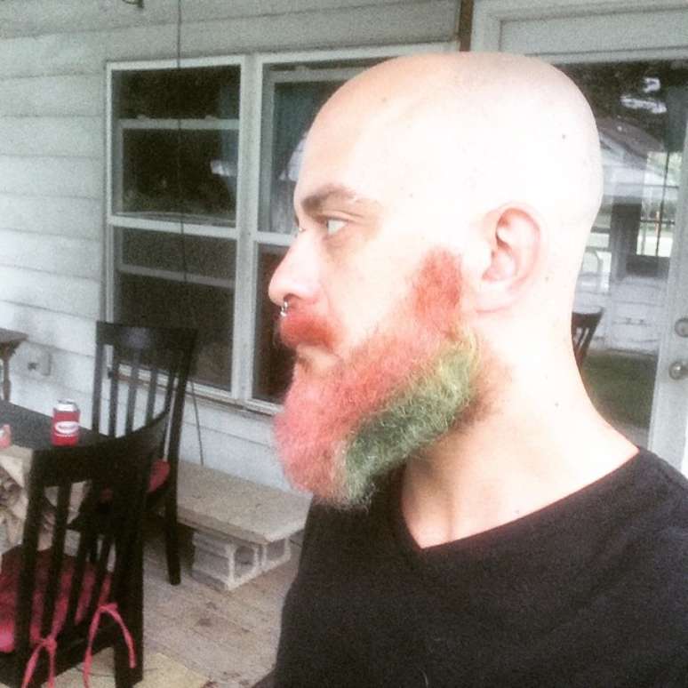 Homens pintam a barba com múltiplas cores para compor um visual mais descolado