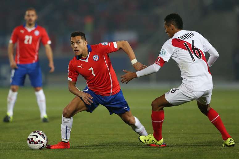 Alexis Sánchez deu muito trabalho à defesa peruana nesta segunda-feira