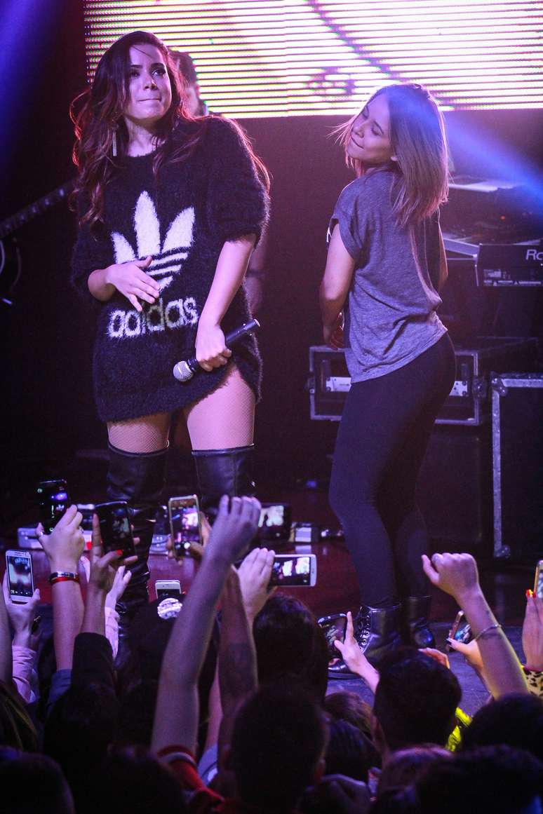 Anitta e fã durante show em São Paulo, na madrugada desta terça-feira (30)