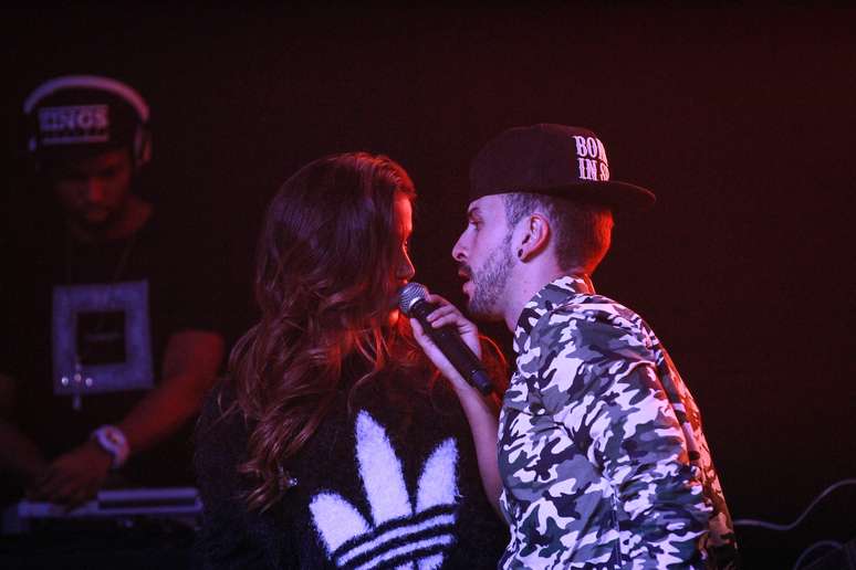 Anitta sensualiza e ati&ccedil;a f&atilde; em show de S&atilde;o Paulo, na madrugada desta ter&ccedil;a-feira (30)