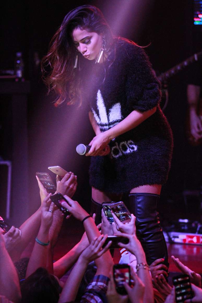 Anitta segura microfone e atiça fãs em show de São Paulo, na madrugada desta terça-feira (30)