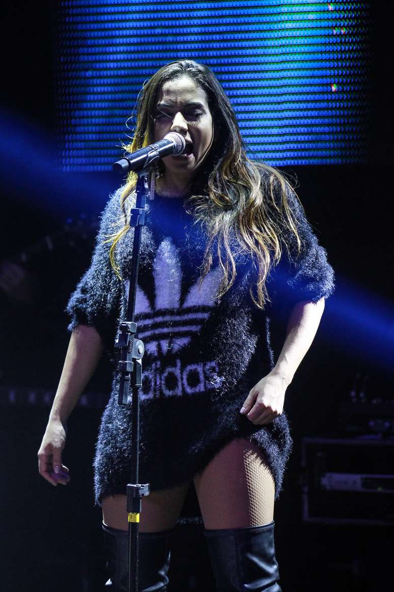 Anitta sensualiza e atiça fãs em show de São Paulo, na madrugada desta terça-feira (30)