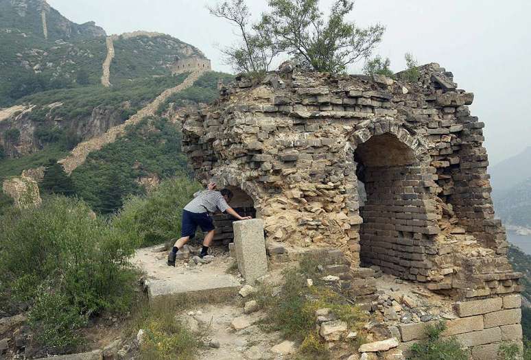 Números da Administração Estatal de Patrimônio Cultural da China mostram que 1,9 km (ou 30% do que existia) da Grande Muralha desapareceram completamente e outros 1,1 km da fortificação estão em mau estado