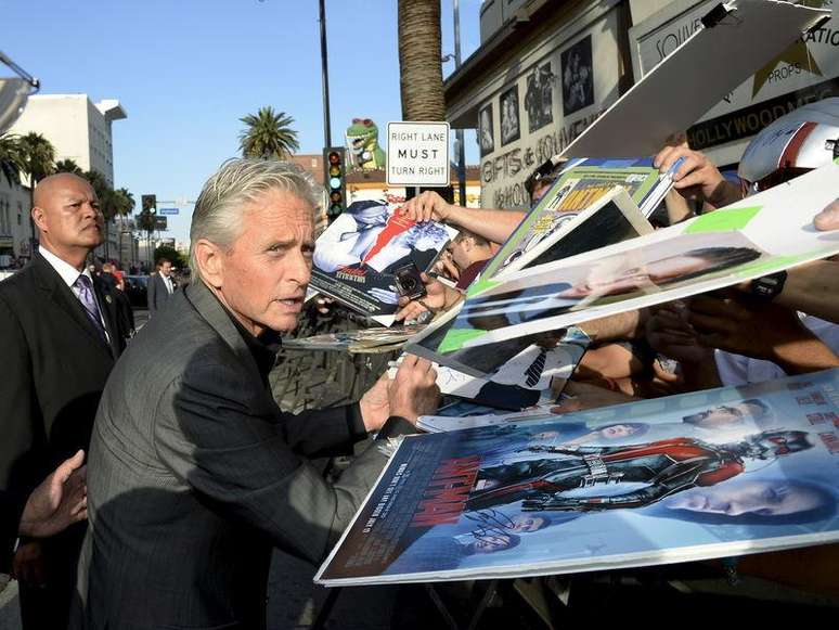 Michael Douglas dá autógrafos em evento do filme “Homem-Formiga” em Hollywood. 29/6/2015.