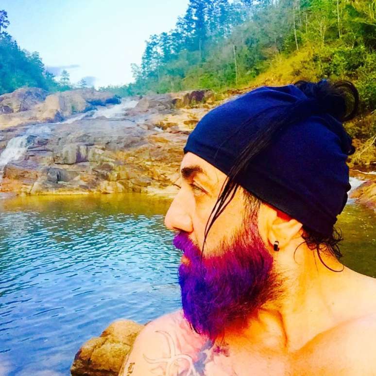 Homens pintam a barba com múltiplas cores para compor um visual mais descolado