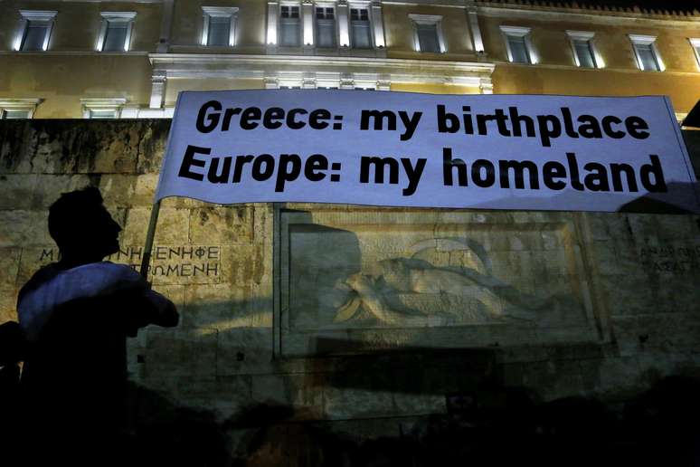 Pesquisa mostra que maioria dos gregos é a favor da permanência na zona do Euro