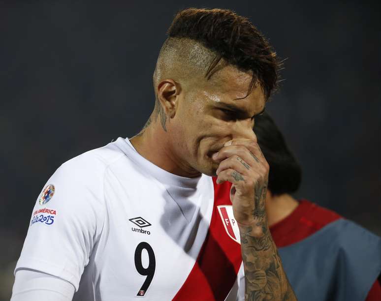Paolo Guerrero sofreu no ataque após o Peru ficar com um jogador a menos