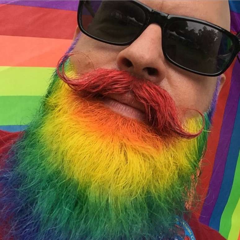 Homens pintam a barba com múltiplas cores para compor um visual mais descolado