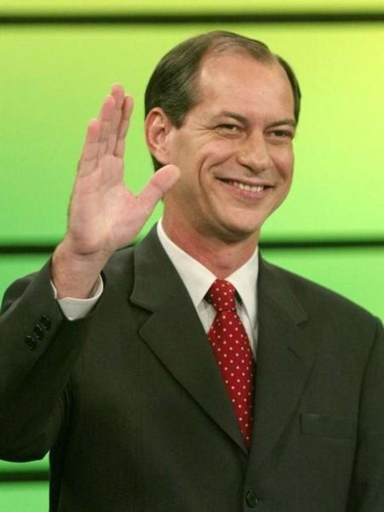 Ciro Gomes, então candidato presidencial na eleição de 2002, acena ao chegar para último debate do primeiro turmo da campanha, no Rio de Janeiro. 03/10/2002