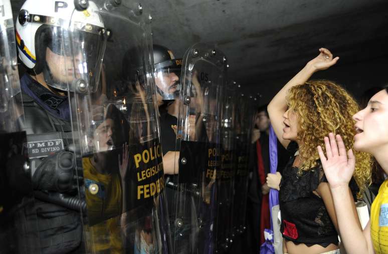 Manifestantes protestam em frente a cordão de isolamento feito por policiais militares