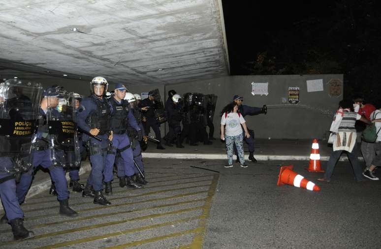 PM usa spray de pimenta contra manifestantes em frente a uma das entradas da Câmara