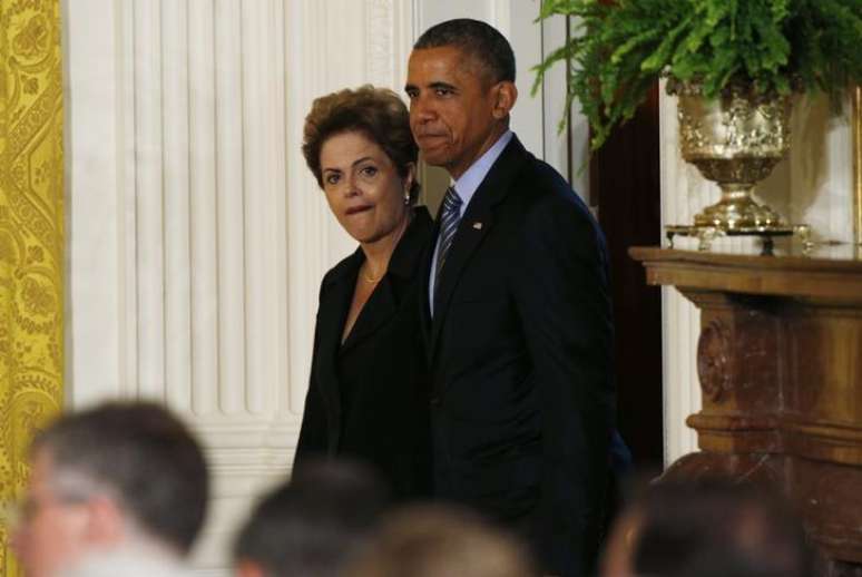 Presidente Dilma Rousseff caminha ao lado do presidente dos Estados Unidos, Barack Obama, ao chegar para entrevista coletiva na Casa Branca. 30/06/2015
