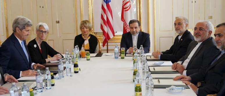 Reunião entre o secretário de Estado dos EUA, John Kerry, e o chanceler do Irã, Javad Zarif, em Viena. 30/06/2015