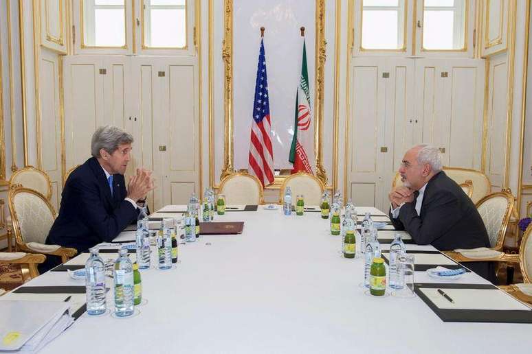 Secretário de Estado norte-americano, John Kerry (esquerda), se reúne com o chanceler iraniano, Javad Zarif, num hotel em Viena, na Áustria, nesta terça-feira. 30/06/2015