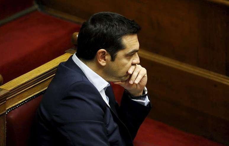 Primeiro-ministro da Grécia, Alexis Tsipras, avalia oferta de credores