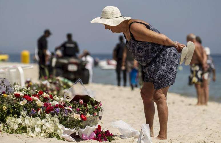 Turista em local de homenagem às vítimas de ataque a hotel, em Sousse, na Tunísia