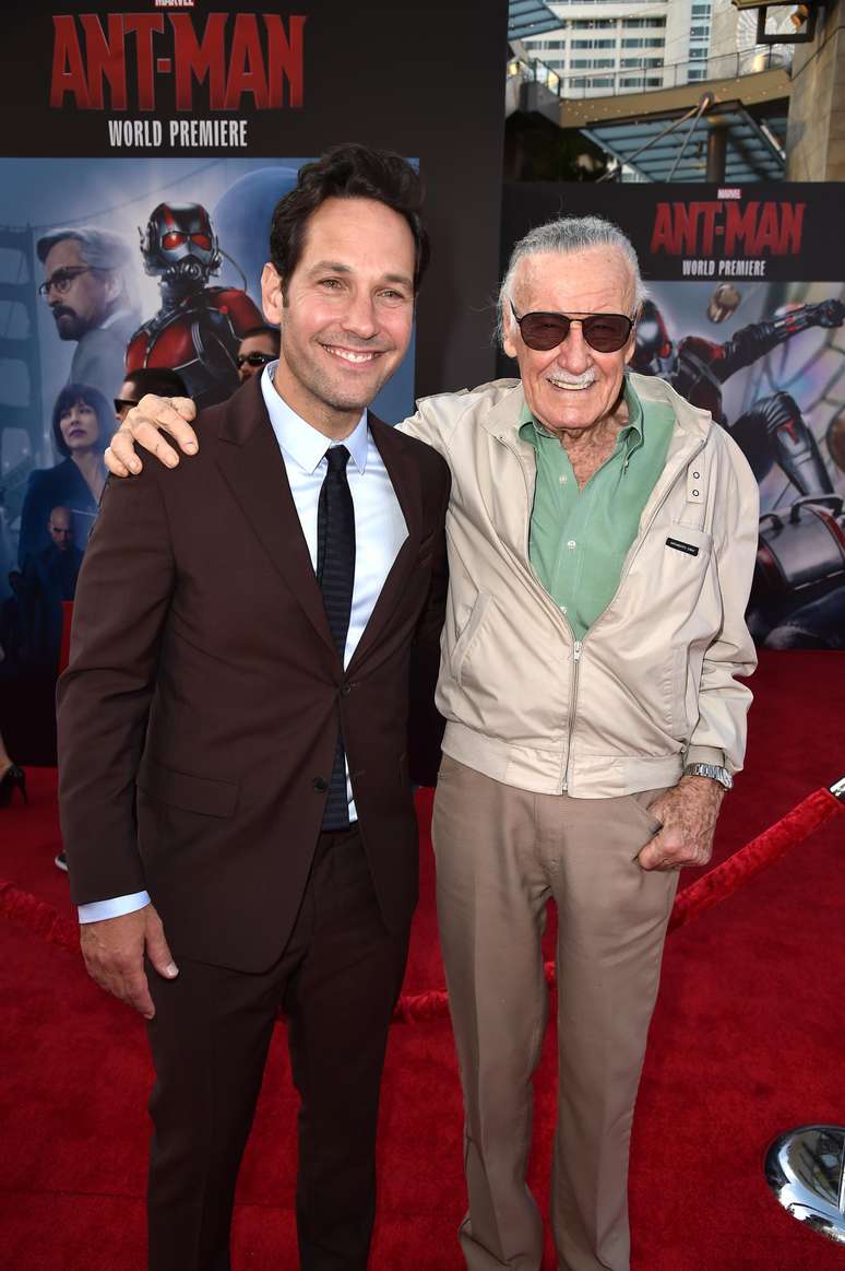 O ator Paul Rudd (à esq.) e o ícone do quadrinho Stan Lee durante a première do novo filme da Marvel "Homem Formiga", nesta segunda-feira (29), no Dolby Theatre, em Los Angeles