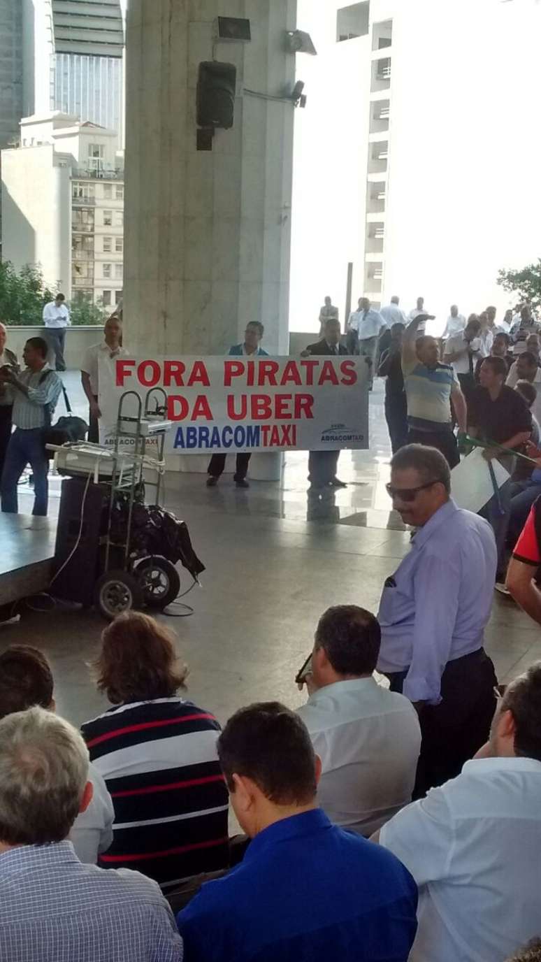 Taxistas protestaram contra o Uber durante a votação