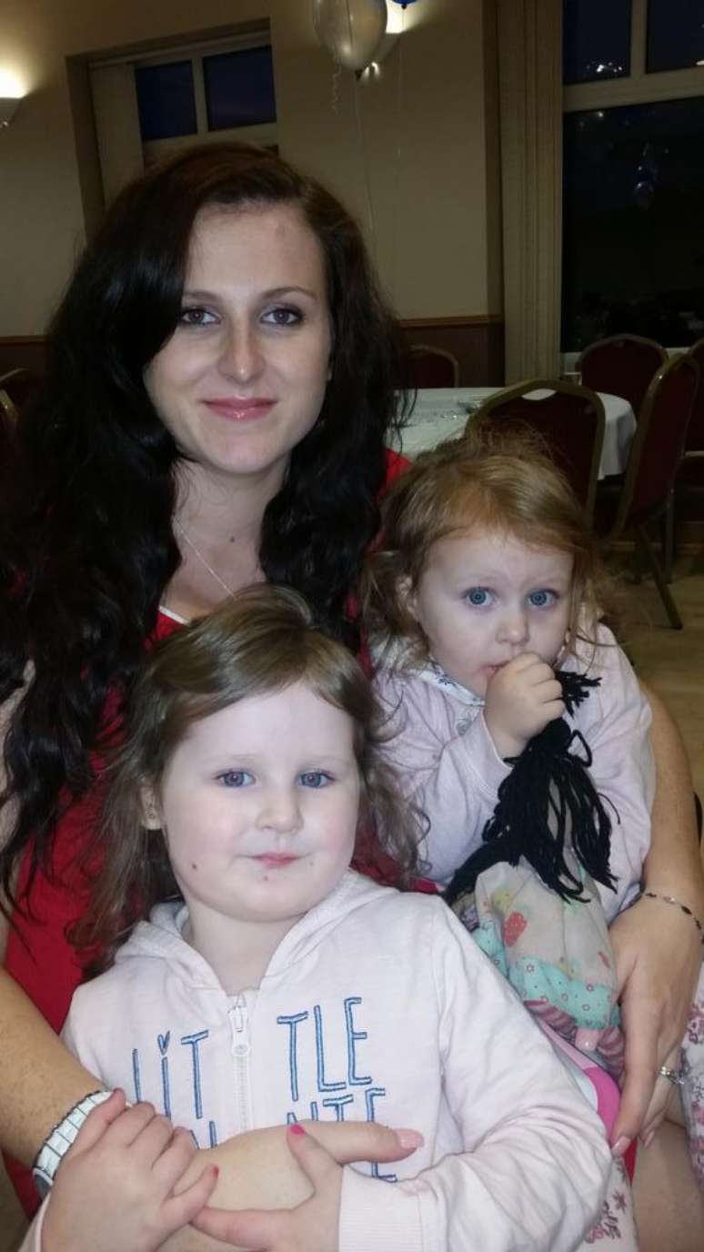 Shona com as duas filhas mais velhas: Grace e Ava