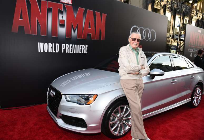 Stan Lee mostra que está bem após sair do hospital, durante a première do novo filme "Homem-Formiga", nesta segunda-feira (29), no Dolby Theatre, em Los Angeles 