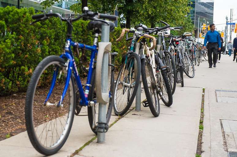 Calçadas de Toronto são forradas com bicicletas