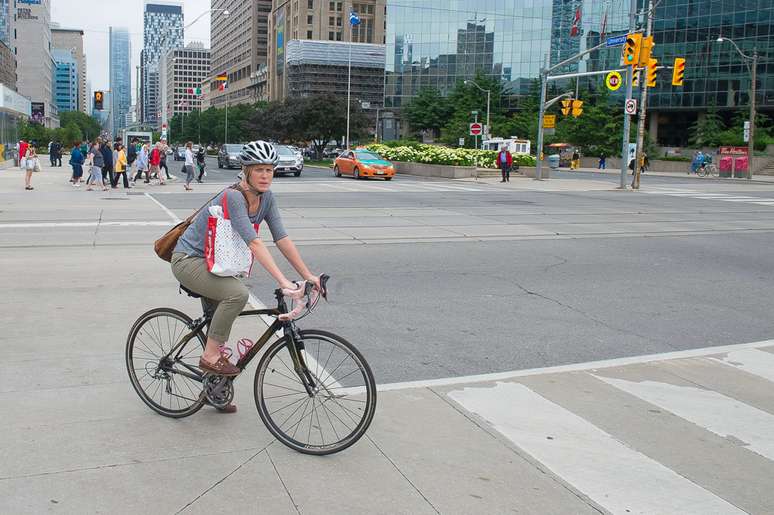Habitantes de Toronto usam bicicleta para se locomoverem