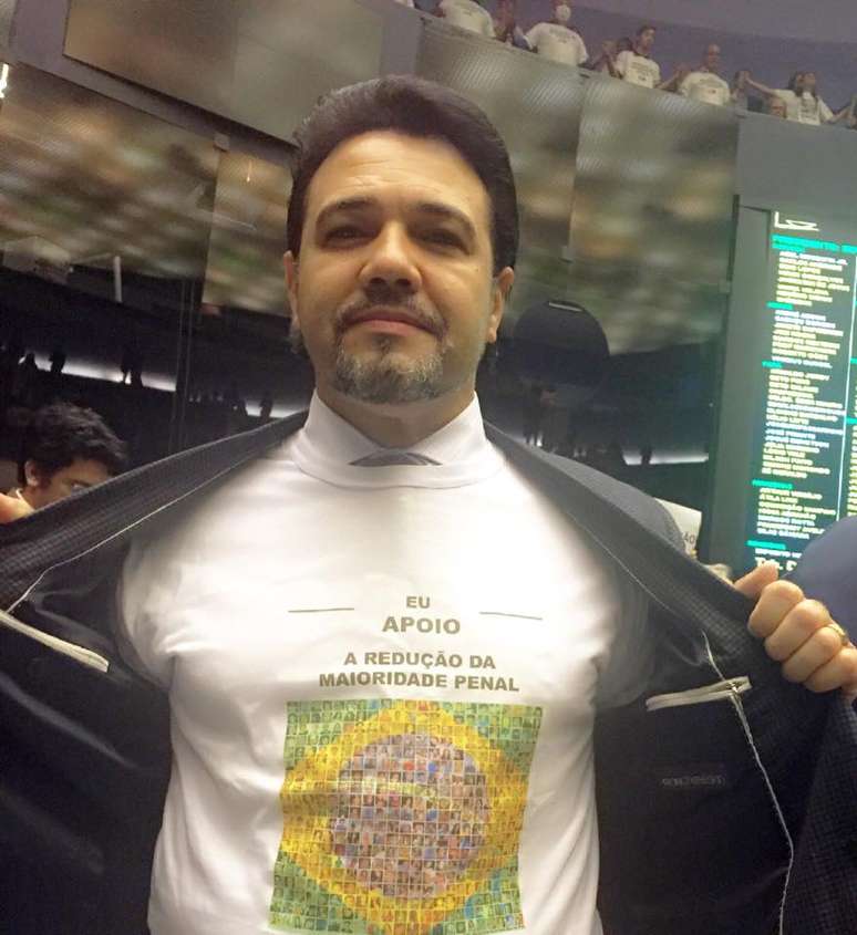 Feliciano exibe camiseta durante votação na Câmara