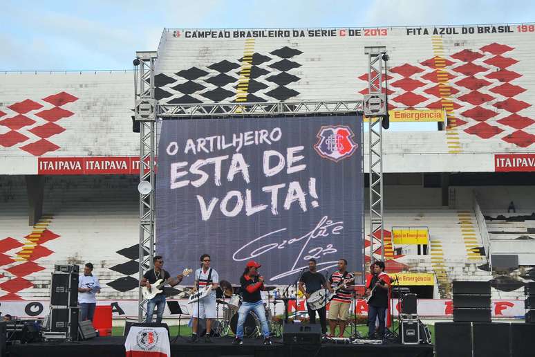 Foi até montado um palco para a apresentação do atacante