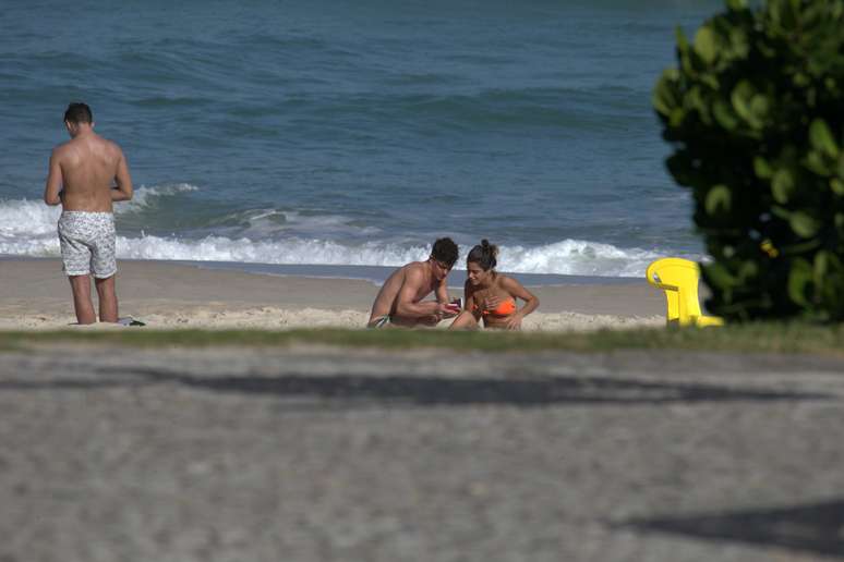 Atriz da novela &#039;Violetta&#039; e amigos curtem praia no Rio de Janeiro