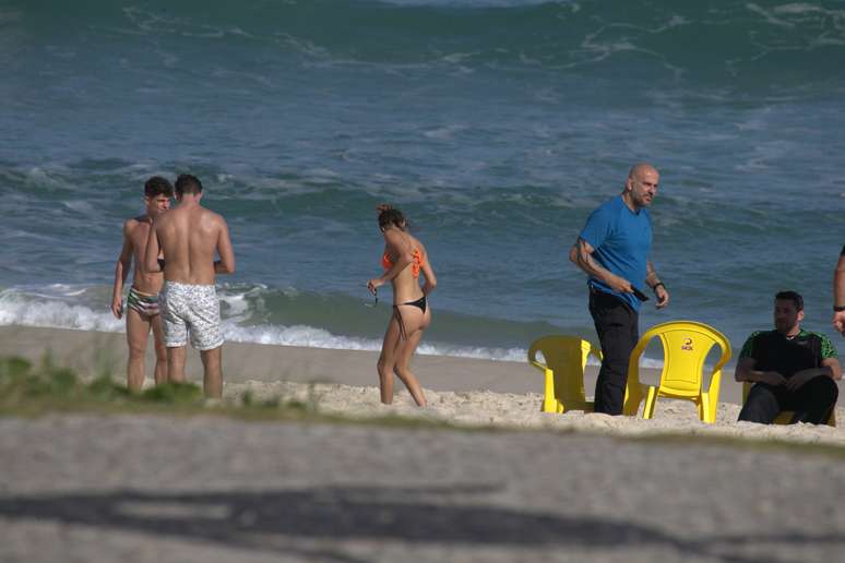 Atriz da novela &#039;Violetta&#039; e amigos curtem praia no Rio de Janeiro