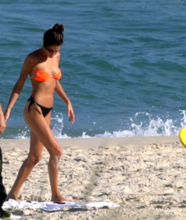 Atriz da novela &#039;Violetta&#039; e amigos curtem praia no Rio de Janeiro
