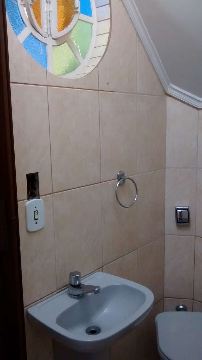 Apostar em cimentos nas paredes e louças simples é maneira fácil e barata de remodelar o banheiro
