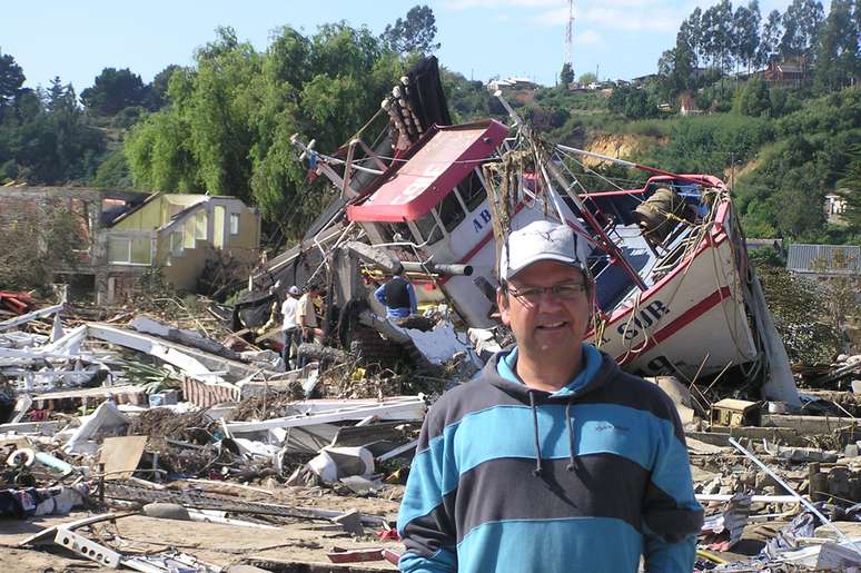 Jorge Sepúlveda, na sua cidade natal, Dichato, horas após o terremoto e tsunami devastarem o local. Lembranças guardadas no "baú eletrônico" que voltaram à tona com a Copa América