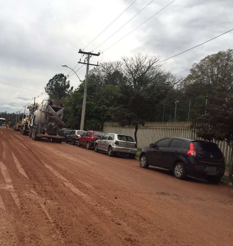 Tráfego de caminhões espalhou terra pela rua Aurora