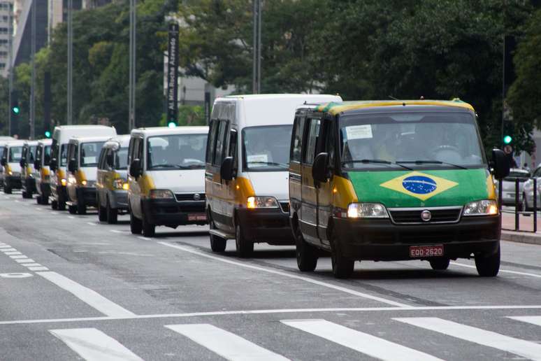Grupo de motoristas de vans escolares segue em carreata pela Avenida Paulista, em direção à Praça Charles Muller, onde fazem um protesto na manhã desta quarta-feira