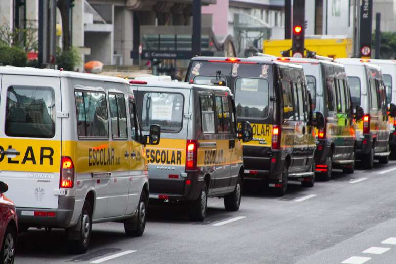 Grupo de motoristas de vans escolares segue em carreata pela Avenida Paulista, em direção à Praça Charles Muller
