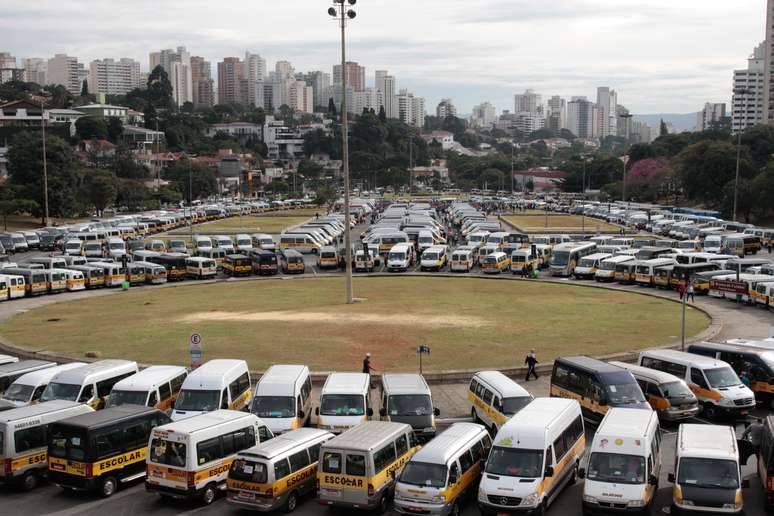 Motoristas de vans escolares protestam na Praça Charles Miller, em frente ao Estádio do Pacaembu, Zona Sul de São Paulo 