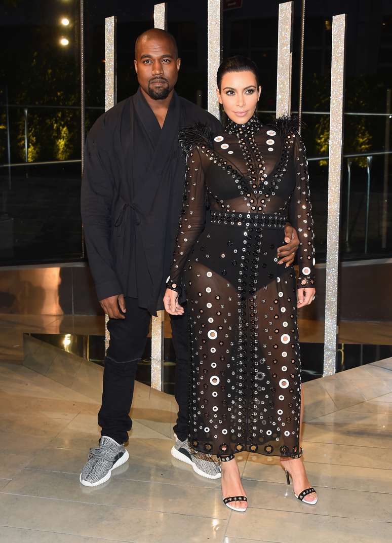 Ao lado de Kim Kardashian, Kanye West usa o tênis em evento de gala