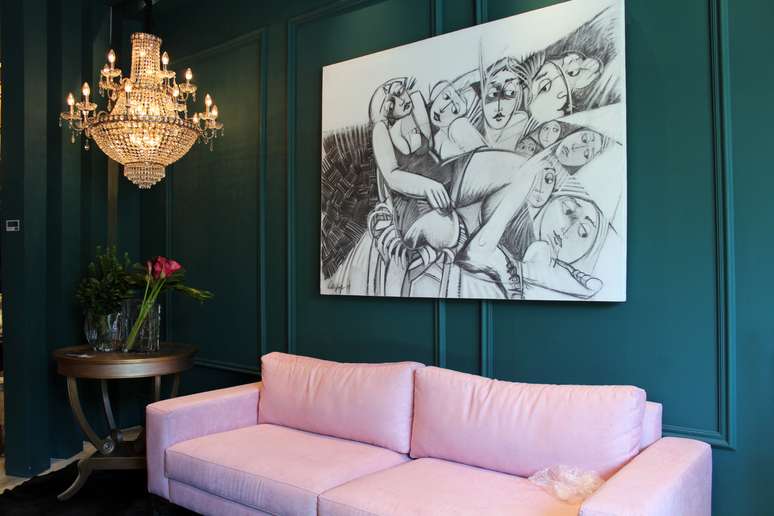 Arte em P&B e sofá e parede cloridos valorizam cada elemento e dão harmonia ao conjunto
