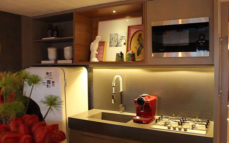 Pequena cozinha é integrada à sala, no Home Studio da Casa Cor RS 2015